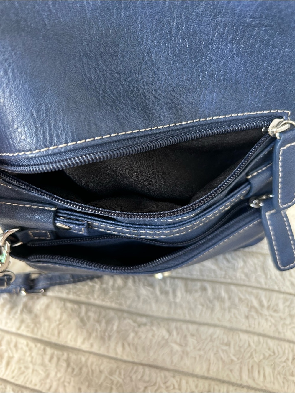 Kenneth Cole Reaction Navy Slim Crossbody with Front Zip - Picture 4 of 9